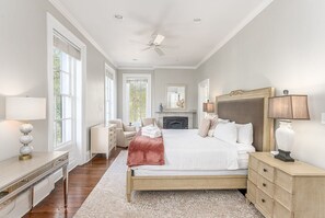 8 bedrooms, iron/ironing board, free WiFi, bed sheets - Impeccable Luxury Mansion on Lovely, Quiet Pulaski Square by Lucky Savannah (Savannah)