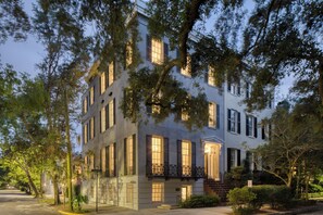 Exterior - Impeccable Luxury Mansion on Lovely, Quiet Pulaski Square by Lucky Savannah (Savannah)