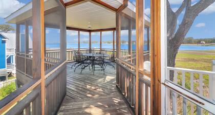 Heron's Cove on Salt Meadow - Pet friendly, waterfront home!