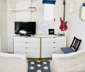1 bedroom, bed sheets