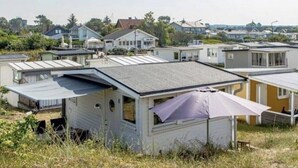 A mobile home with a flat roof and a small attached garage. - Beach cottage No. 7 SKREA STRAND (Hallands län)