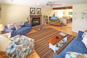 TV, fireplace - Osprey - Pet friendly, Fireplace! (Chincoteague Island)