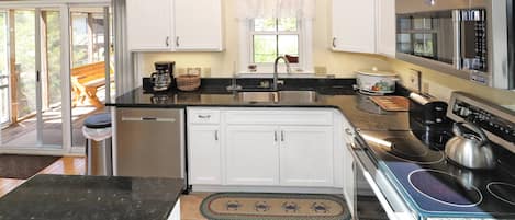 Køleskab, mikrobølgeovn, ovn, kogeplade