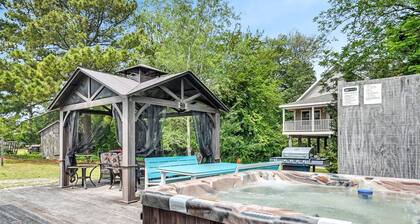 Shell Cottage - Pet friendly, Hot tub, Fenced yard!