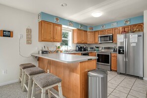 Frigorifero, microonde, forno, piano cottura