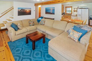 TV - Utter East - great home with large screened porch and firepit next to the pond (Chincoteague Island)