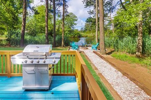Terrace/patio - Utter East | 4BR Island Retreat, Huge Screened Porch, Decks + Fire Pit by Pond (Chincoteague Island)