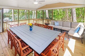Outdoor dining - Utter East | 4BR Island Retreat, Huge Screened Porch, Decks + Fire Pit by Pond (Chincoteague Island)