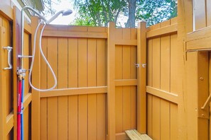 Property grounds - Utter East - great home with large screened porch and firepit next to the pond (Chincoteague Island)