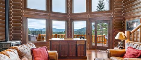 Télévision, cheminée, lecteur de DVD, baby-foot