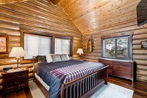 3 bedrooms, iron/ironing board, travel cot, free WiFi - Spacious Log Lodge | Hot Tub, Theater & Game Room (Leavenworth)