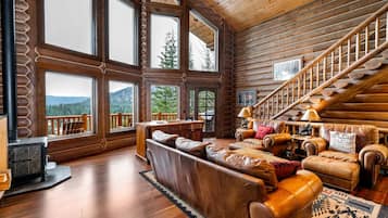 Een televisie, een open haard, een dvd-speler en tafelvoetbal