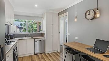 雪櫃、微波爐、焗爐、多士爐