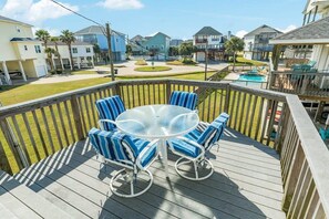 Outdoor dining - Lollygaggin by the Beach! Fenced Yard, Outdoor Bar! (Galveston)
