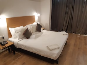 Chambre Deluxe Double ou avec lits jumeaux | Draps en coton égyptien, literie de qualité supérieure, bureau