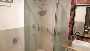 Habitación Deluxe con 1 cama doble o 2 individuales | Baño | Artículos de higiene personal gratuitos, toallas, jabón y champú