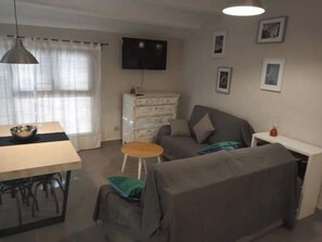 Smart TV - House of the Fountain (Luco de Bordón)