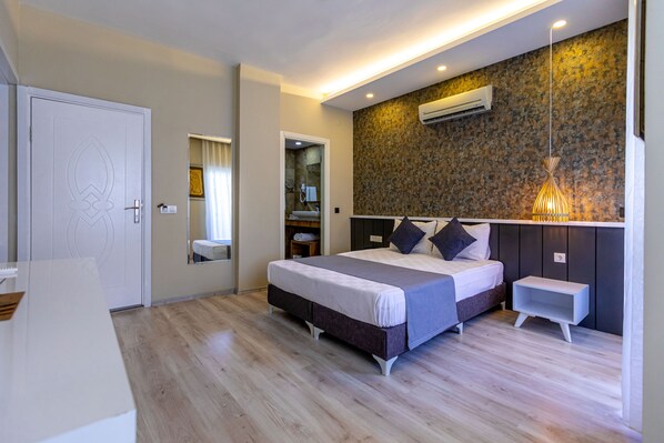 Superior Double Room | Minibar, desk, laptop workspace, iron/ironing board - Der Inn Hotel (Konyaalti)