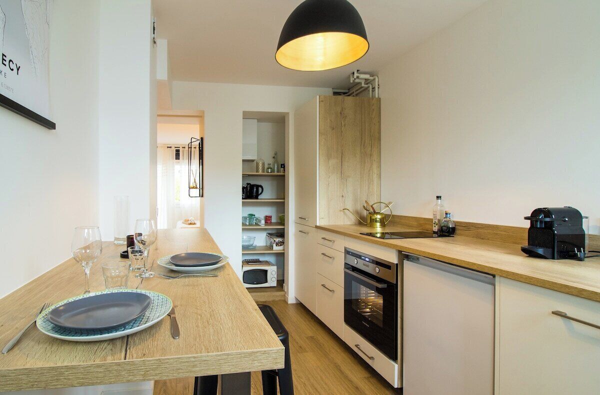 Een koelkast, een microgolfoven, een oven, een vaatwasser