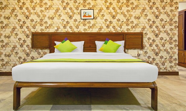 Escritorio y tabla de planchar con plancha