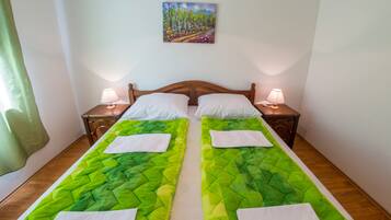 5 bedrooms, iron/ironing board, free WiFi, bed sheets