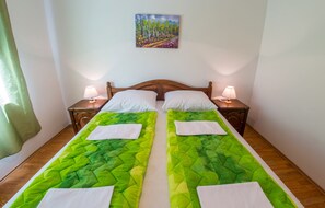 5 bedrooms, iron/ironing board, free WiFi, bed sheets