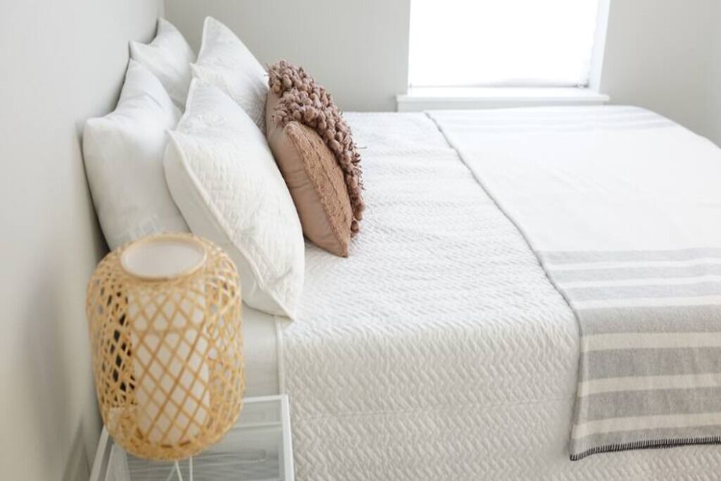 3 bedrooms, desk, WiFi, bed sheets