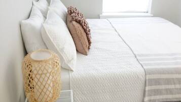 3 bedrooms, desk, WiFi, bed sheets