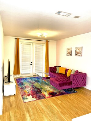 Living area - Cozy and Vibrant Get Away (Atlanta)