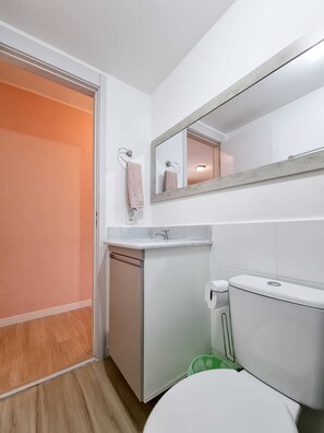Toalhas de banho, papel higiênico
