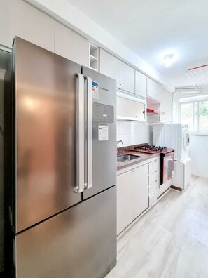 Geladeira, micro-ondas, fogão, cooktop
