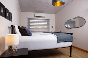 1 habitación, tabla de planchar con plancha, wifi gratis y ropa de cama