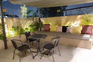 Outdoor dining - Oheneba Tema - Luxury Hot -tub Retreat With Wi-fi (Tema)