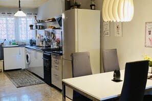House | Private kitchen | Fridge, microwave, oven, stovetop - Oheneba Tema - Luxury Hot -tub Retreat With Wi-fi (Tema)