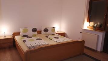 2 Schlafzimmer, Schreibtisch, Bügeleisen/Bügelbrett, kostenloses WLAN