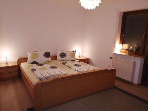 2 habitaciones, escritorio, tabla de planchar con plancha y wifi gratis 