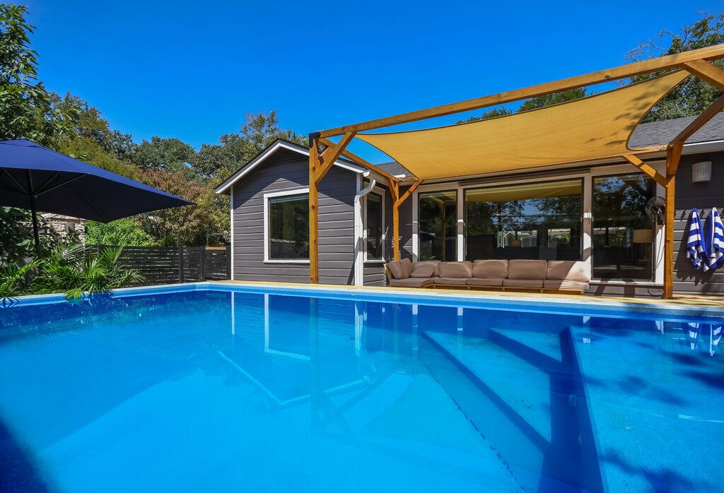 New Pool that Sleeps 14 in Dtown Austin!