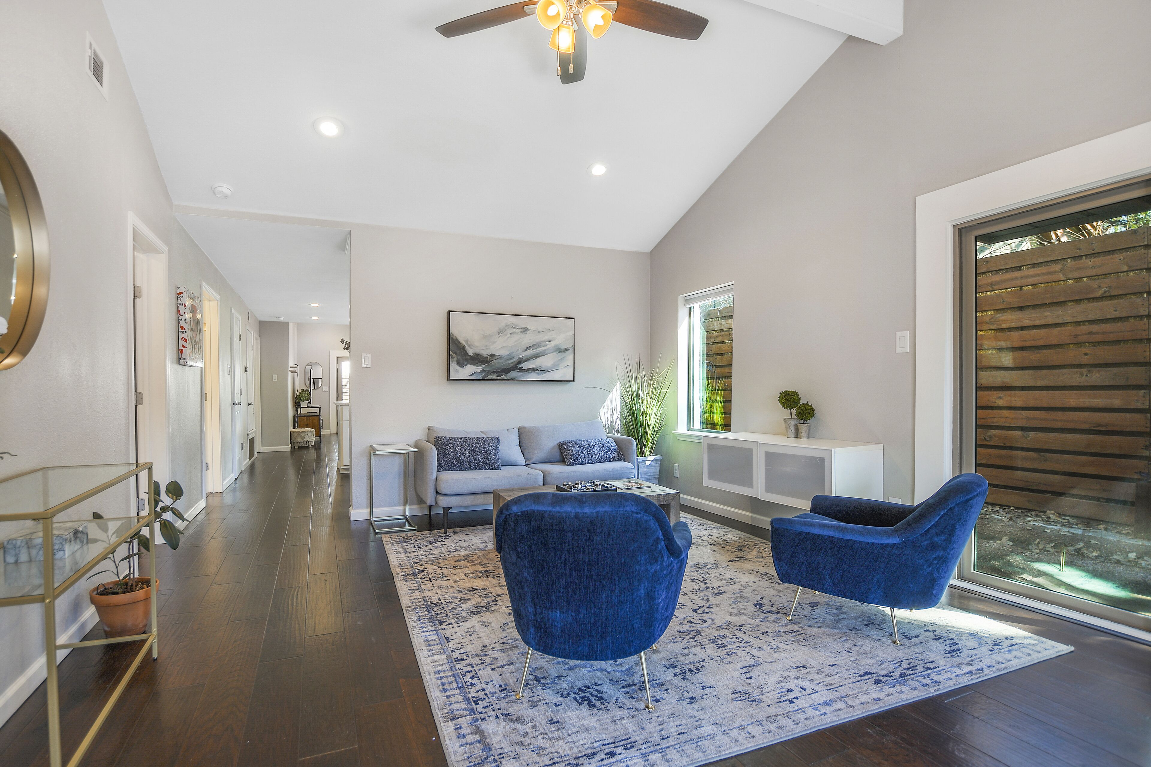 2 miles from Dtown ATX. Private house w/ Hot tub and grassy backyard.