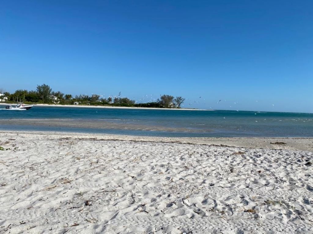 Beach nearby, sun-loungers, beach towels