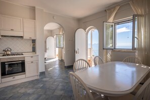 Ofen, Herdplatte, Wasserkocher mit Kaffee-/Teezubehör, Hochstuhl