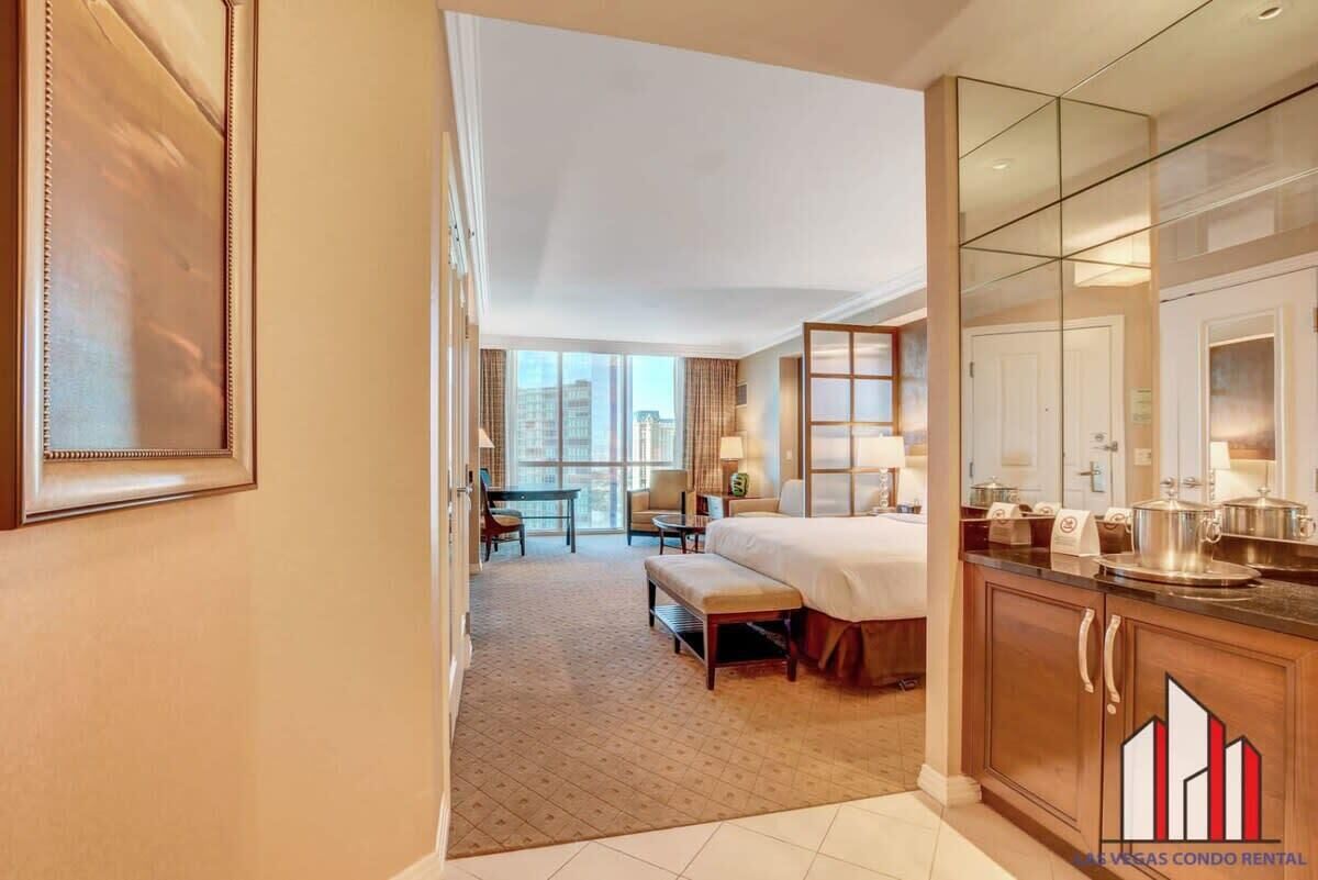 Caja de seguridad en la habitación y escritorio 