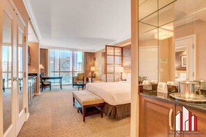 Värdeförvaringsskåp på rummet, skrivbord och strykjärn/strykbräda