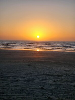 Beach nearby, sun-loungers - Captains Quarters, 1921 romantic couples suite, 2 minute walk to beach (GALVESTON)