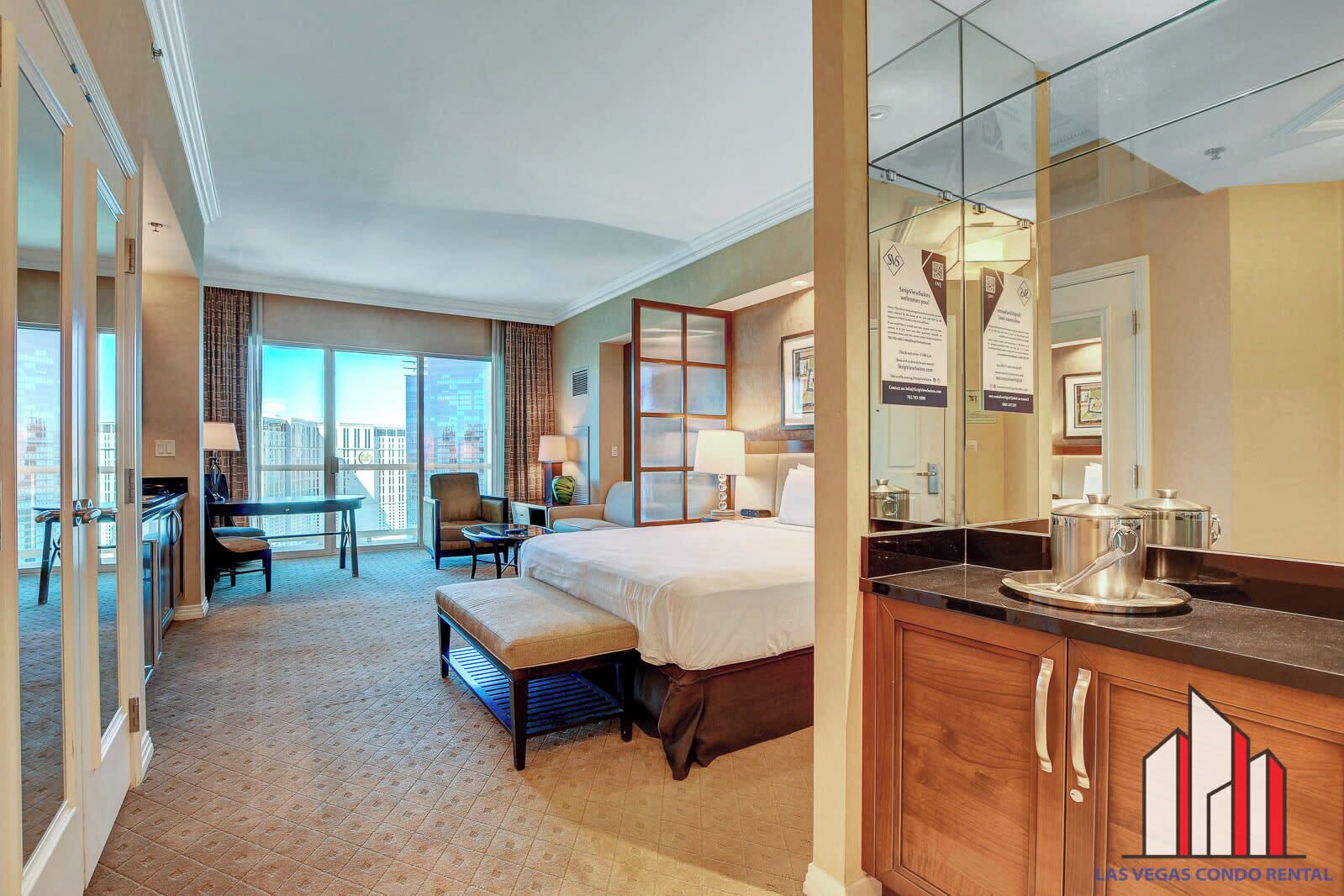 Een kluis op de kamer, een bureau, een strijkplank/strijkijzer