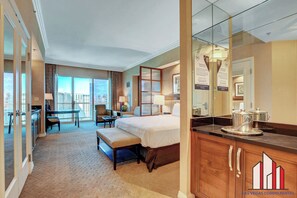 Caja de seguridad en la habitación y escritorio 