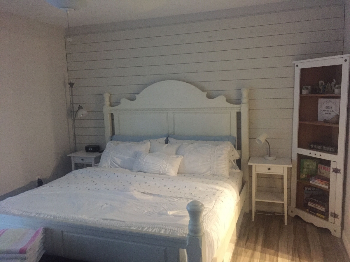 Brand New Listing! 5 minutes to Naples Best Beach...Lowdermilk Park.