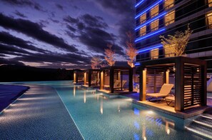 Outdoor pool, open 6:30 AM to 10:00 PM, free cabanas, sun loungers - Swissotel Clark Philippines (Mabalacat City)