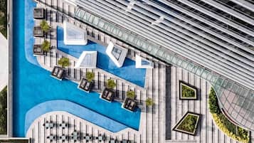 Camas con efecto memoria, minibar y caja de seguridad en la habitación