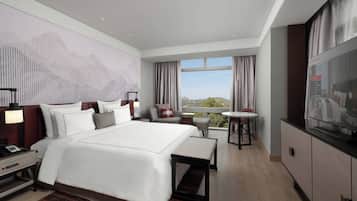 Busa memori, bar mini, peti besi dalam bilik, meja