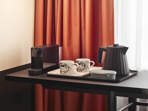 Habitación, 1 cama Queen size | Ropa de cama de alta calidad y minibar 